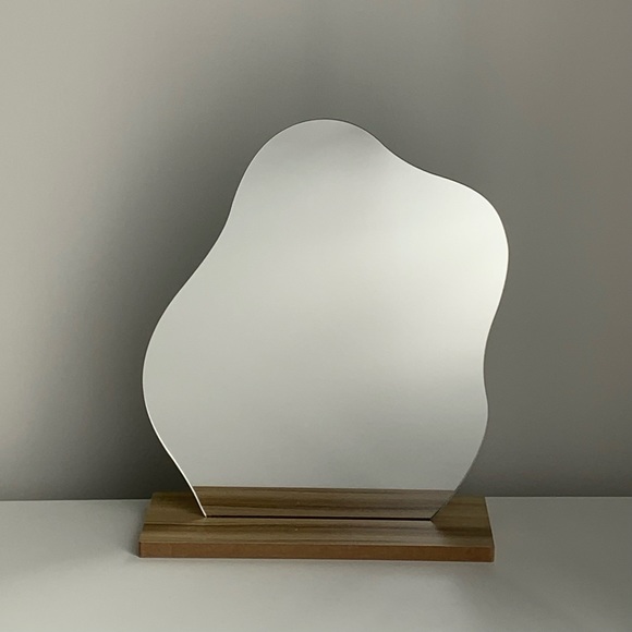 NEW! Irregular/curvy vanity makeup mirror - Picture 3 of 10